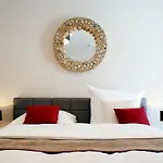 R & J Otel Rust