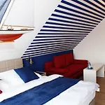 R & J Otel Rust