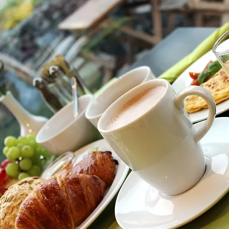 آر آند جيه 3*