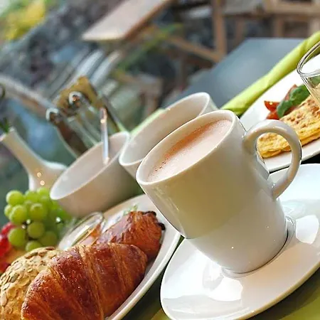 آر آند جيه 3*